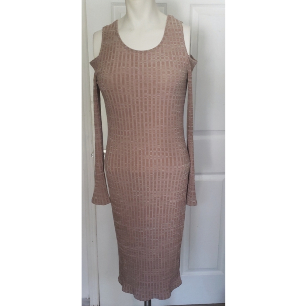 Love chesley. Long dress Open shoulder